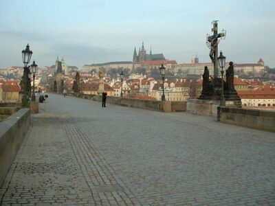 Foto: Karlsbrücke am Morgen - Bild: Commons/Matt Borak, CC BY-SA 3.0