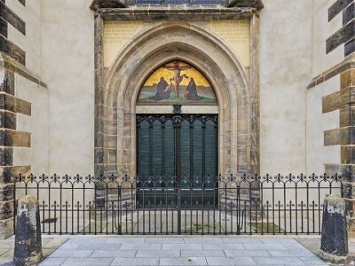 Bild: Luthers Thesen in Wittenberg - Bild: A.Savin, Wikimedia Commons, cropped by LE