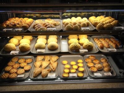 Foto: Kuchen in einer Auslage - Bild: Commons/Sunbeamprowce, CC BY-SA 3.0