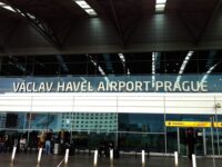 Foto: Eingang zum Terminal 2 mit Aufschrift "Václav Havel Airport Prague" - Bild: Commons/Kaaa