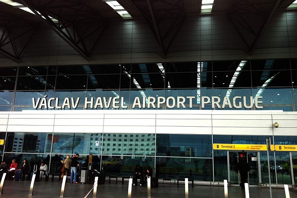 Foto: Eingang zum Terminal 2 mit Aufschrift "Václav Havel Airport Prague" - Bild: Commons/Kaaa
