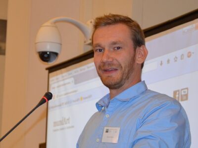 Foto: Simon Römer am Rednerpult - Bild: LE/tra