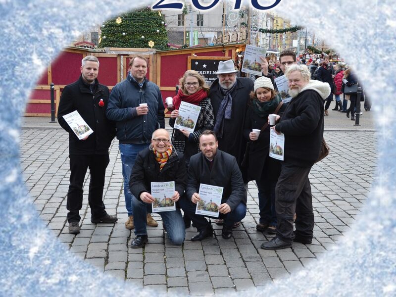 Foto: Neujahrsgruß mit Redaktionsmitgliedern, Mitarbeitern und Freunden - Bild: LE/Simon Römer