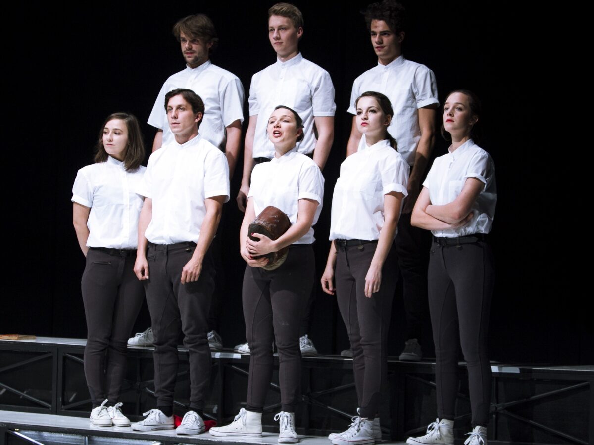 Foto: DAMU-Schauspieler auf der Bühne - Bild: divadlodisk.cz