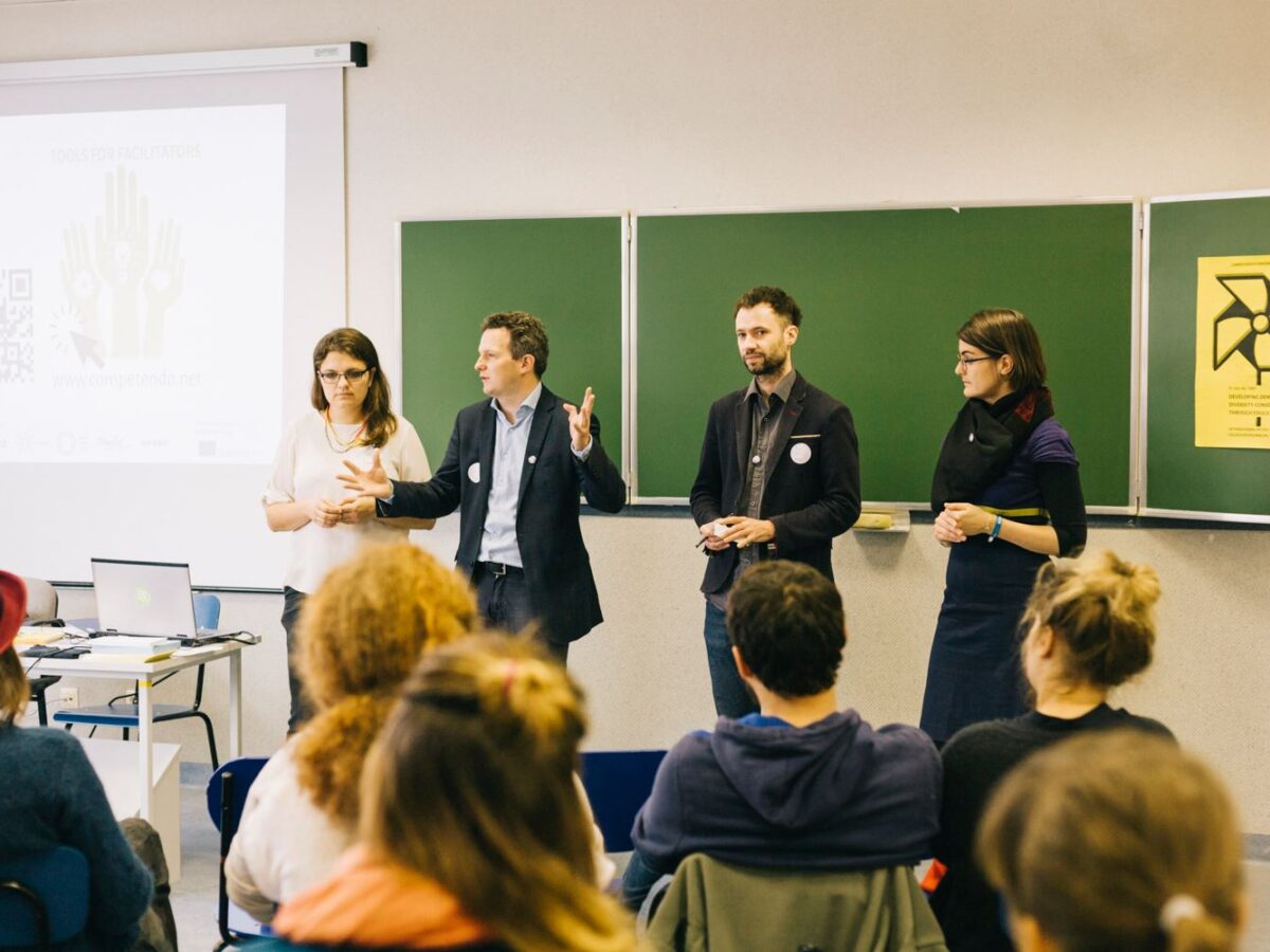Foto: Nils Zimmermann mit weiteren Akteuren des Netzwerks bei einer Veranstaltung - Bild: Achiv Nils Zimmermann
