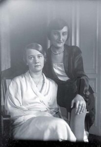 Foto: Lilli Recht mit ihrer Schwester Gertrude - Bild: Archiv Uwe Czier