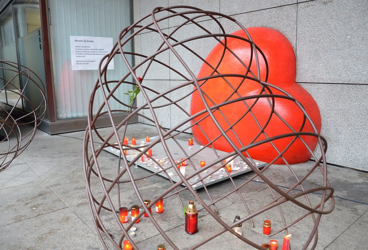 Foto: Denkmal für Václav Havel mit rotem Herz - Bild: LE/tra