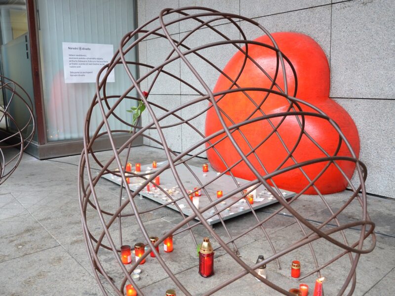 Foto: Denkmal für Václav Havel mit rotem Herz - Bild: LE/tra