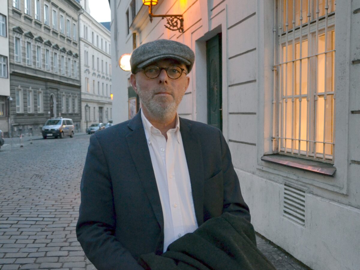 Foto: Jean Boué vor dem Prager Kino Ponrepo - Bild: LE/David Josiger