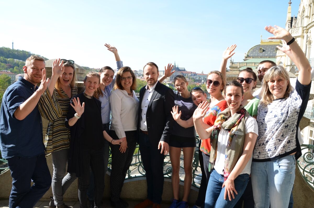 Foto: Workshopleiter und Campleitung auf dem Balkon des Goethe-Instituts in Prag - Bild: LE/tra