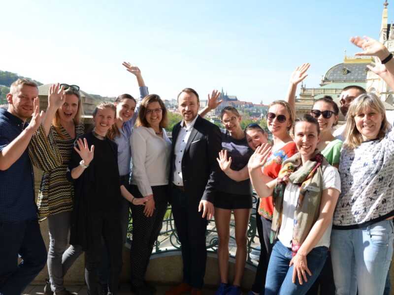 Foto: Workshopleiter und Campleitung auf dem Balkon des Goethe-Instituts in Prag - Bild: LE/tra