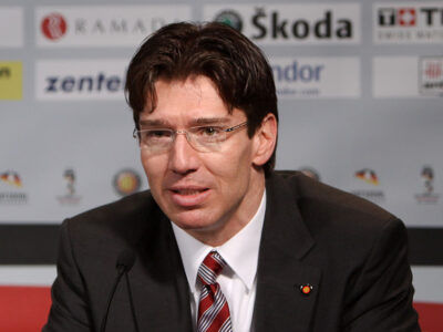 Foto: Uwe Krupp als deutscher Nationaltrainer - Bild: Wikimedia Commons/Markus Klemenschitz, CC BY-SA 3.0 de
