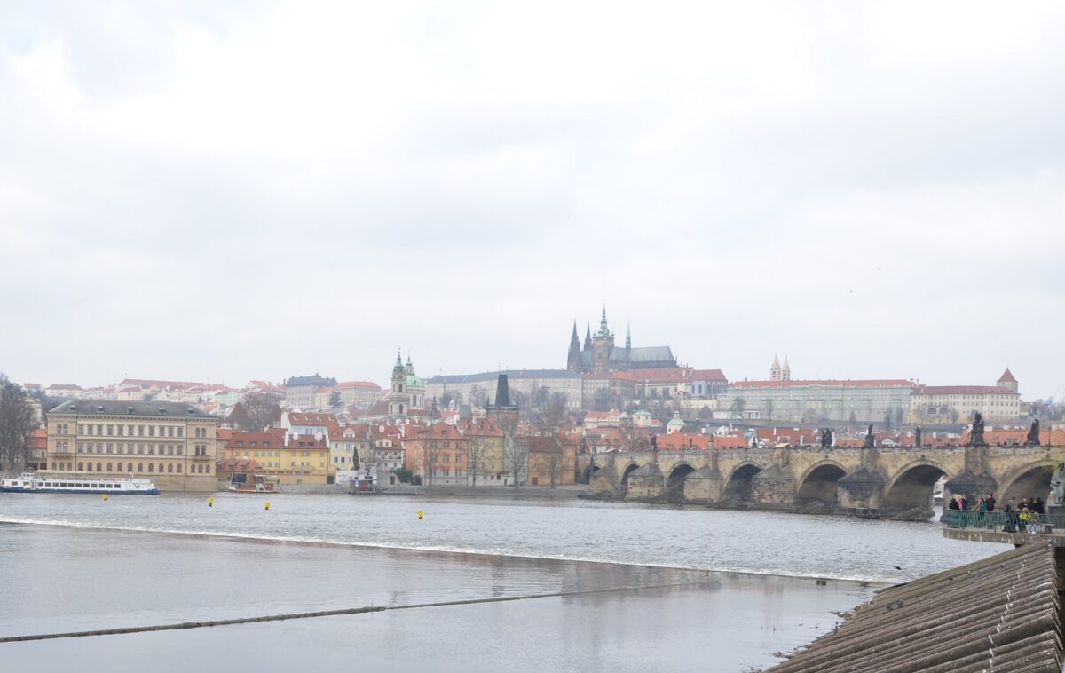 Foto: Blick auf Karlsbrücke und Prager Burg - Bild: LE/tra