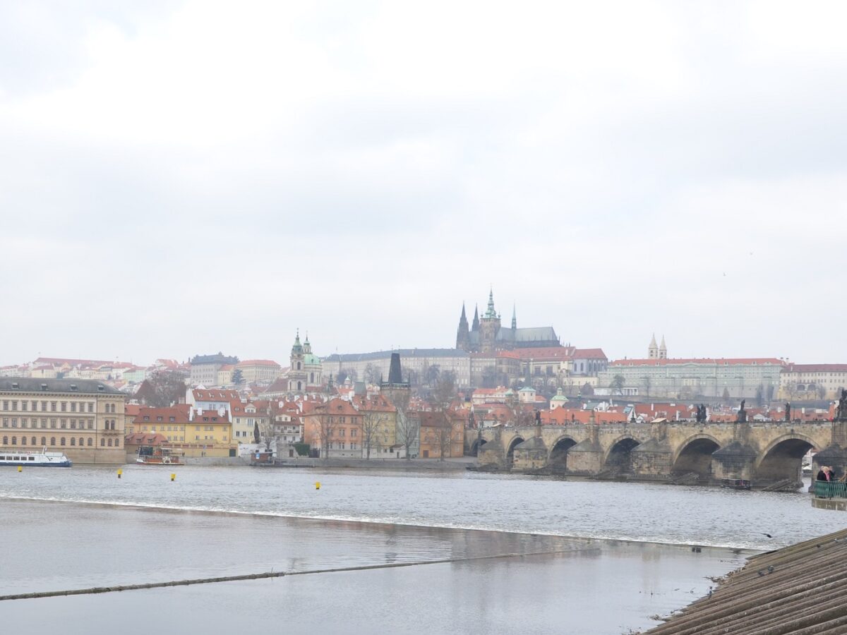 Foto: Blick auf Karlsbrücke und Prager Burg - Bild: LE/tra