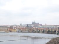 Foto: Blick auf Karlsbrücke und Prager Burg - Bild: LE/tra