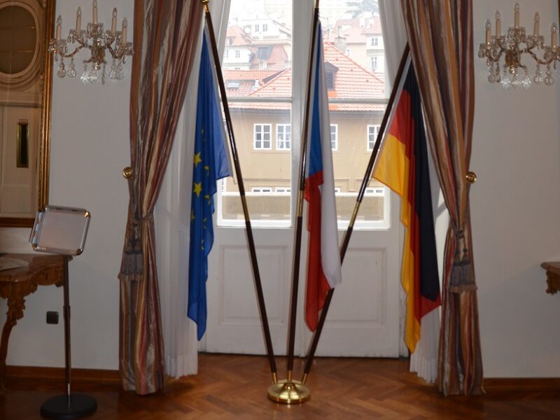 Foto: Europäische, deutsche, tschechische Fahne in der Deutschen Botschaft Prag - Foto: LE/tra