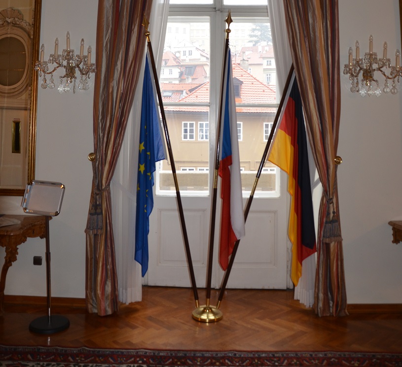 Foto: Europäische, deutsche, tschechische Fahne in der Deutschen Botschaft Prag - Foto: LE/tra