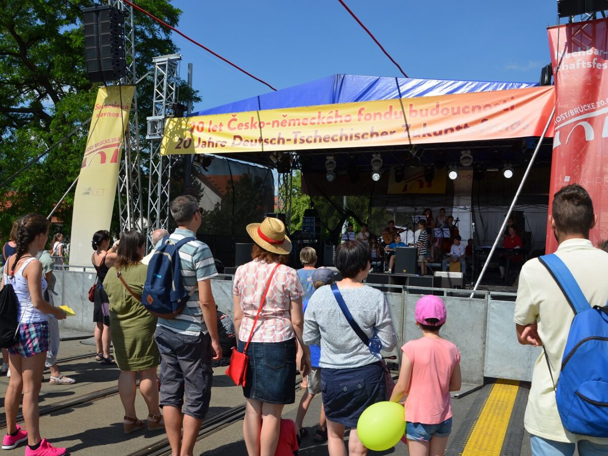 Foto: Bühne mit Banner zu 20 Jahren Zukunftsfonds - Foto: LE/tra
