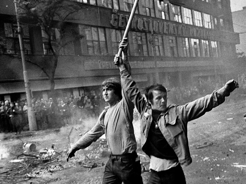 Protestierende Männer 1968 vor dem Rundfunkgebäude - Foto: copyright © Josef Koudelka / Magnum Photos