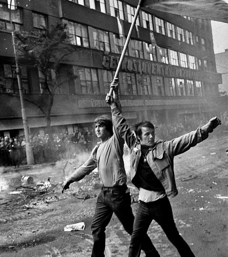 Protestierende Männer 1968 vor dem Rundfunkgebäude - Foto: copyright © Josef Koudelka / Magnum Photos