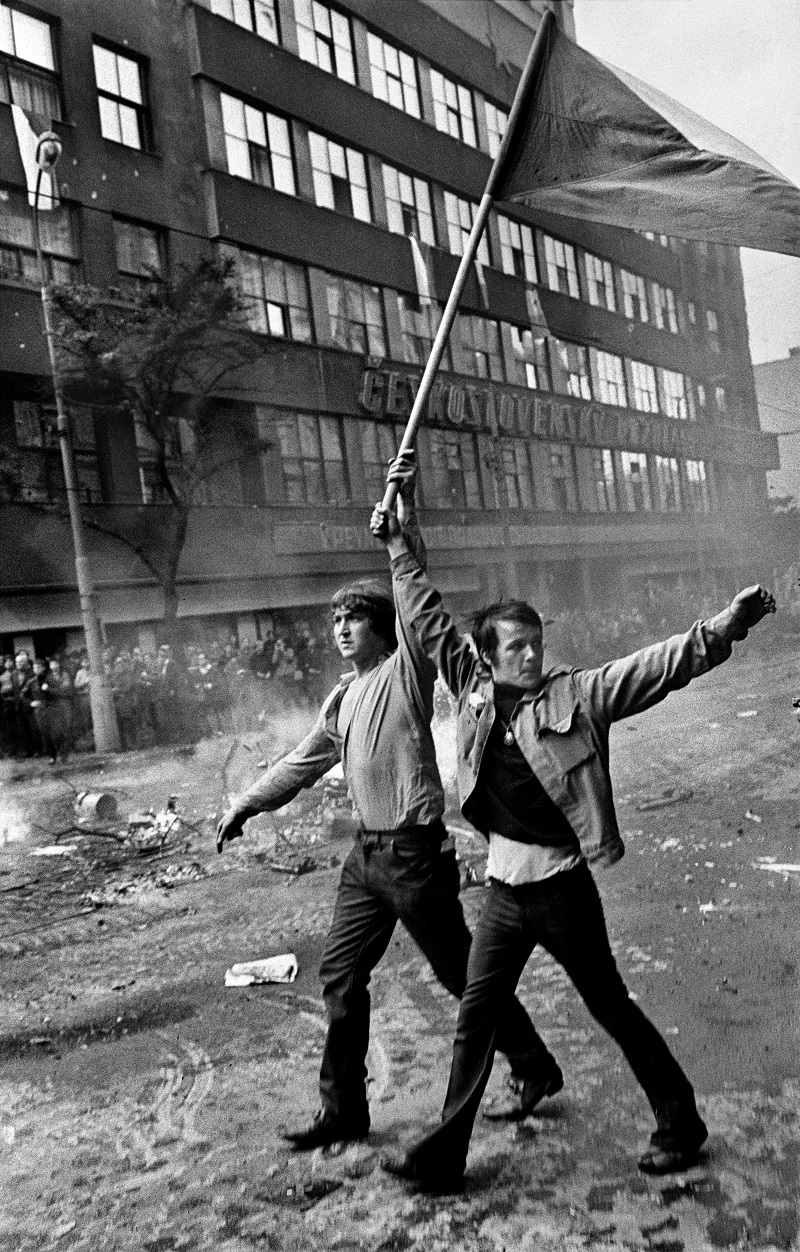 Protestierende Männer 1968 vor dem Rundfunkgebäude - Foto: copyright © Josef Koudelka / Magnum Photos