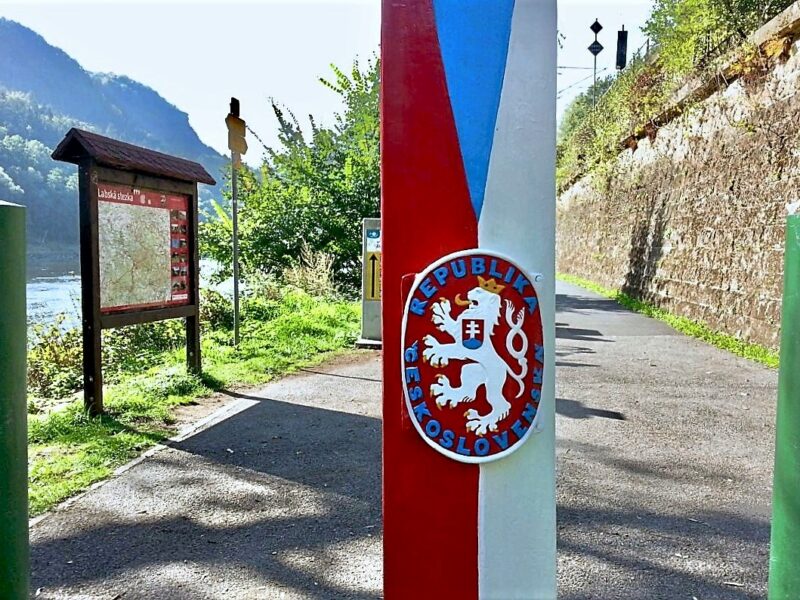 Am deutsch-tschechischen Grenzübergang im sächsischen Schöna werden Elberadweg-Radler in der Tschechoslowakischen Republik begrüßt. Diese restaurierte historische Grenzsäule hat der Tschechische Tourismusklub anlässlich des Gedenkjahres im Frühjahr 2018 aufgestellt. Eine zweite Säule steht nun auch im Erzgebirge. / Foto: Nancy Waldmann