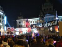 Foto: Demonstration gegen Andrej Babiš vor Reiterstandbild am Wenzelsplatz - Bild: Tomáš Randýsek