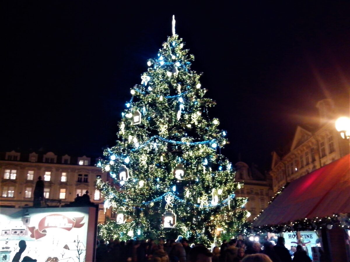 Foto: Erleuchteter Weihnachtsbaum auf dem Altstädter Ring in Prag - Bild: Tomáš Randýsek