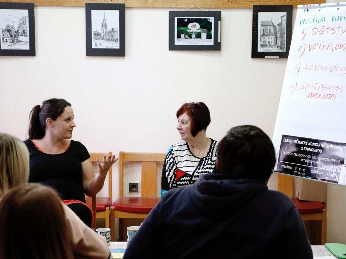 Zeitzeugin Kristina Kupilíková (rechts) erzählt der Referentin Lucie Römer (links) und 12 Komotauer Schülern aus ihrer deutschen Familiengeschichte in Nordböhmen / Foto: Peggy Lohse