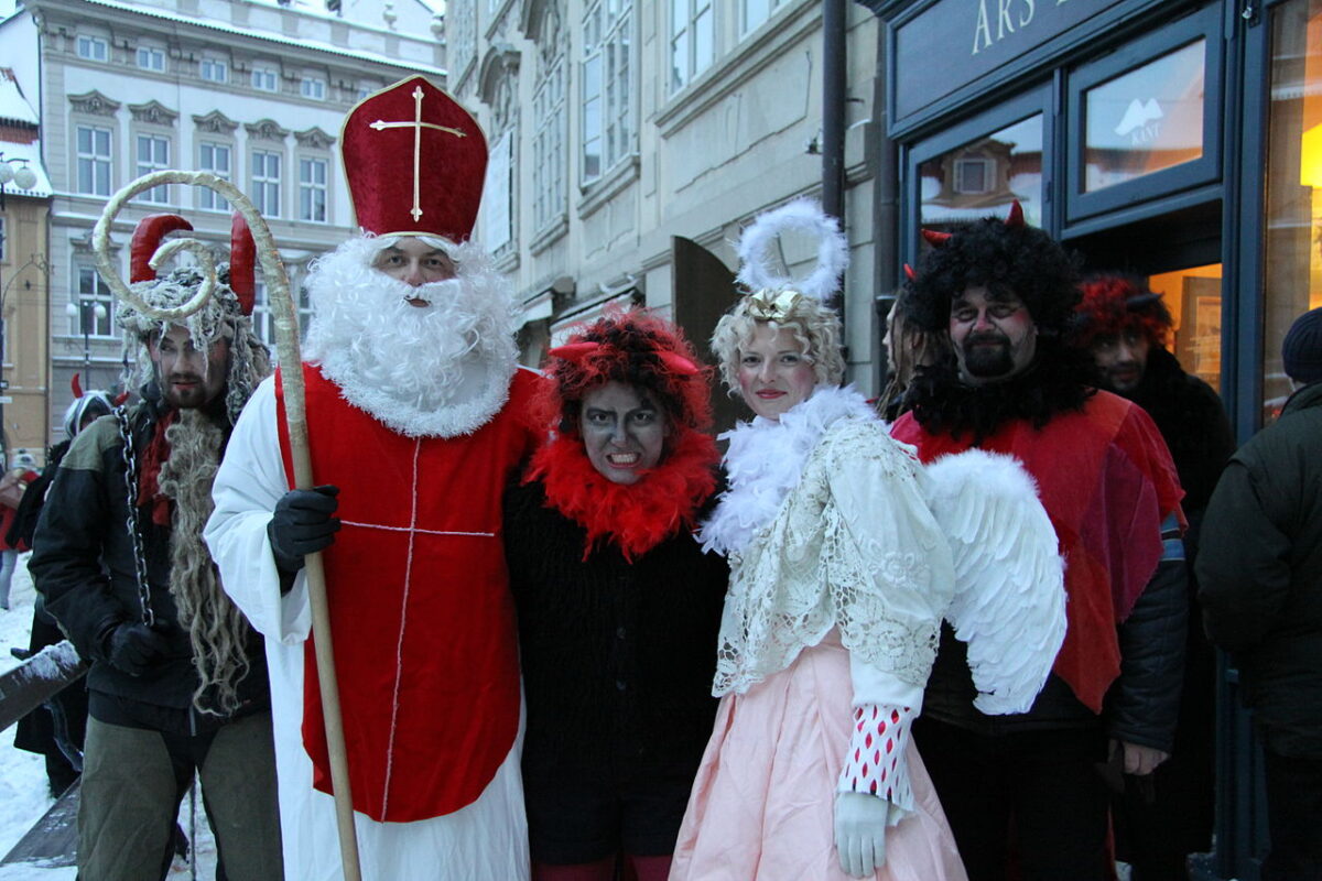 Foto: Nikolaus mit Engel und Teufeln in Prag - Bild: Wikimedia Commons/Chmee2, CC BY 3.0