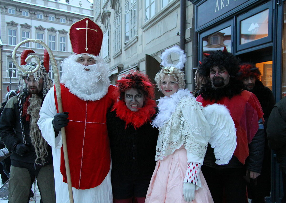Foto: Nikolaus mit Engel und Teufeln in Prag - Bild: Wikimedia Commons/Chmee2, CC BY 3.0