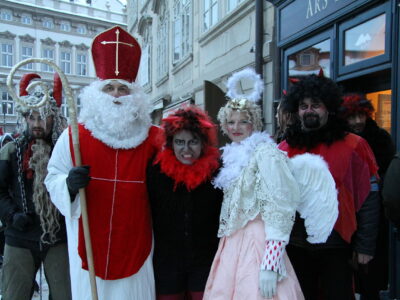 Foto: Nikolaus mit Engel und Teufeln in Prag - Bild: Wikimedia Commons/Chmee2, CC BY 3.0