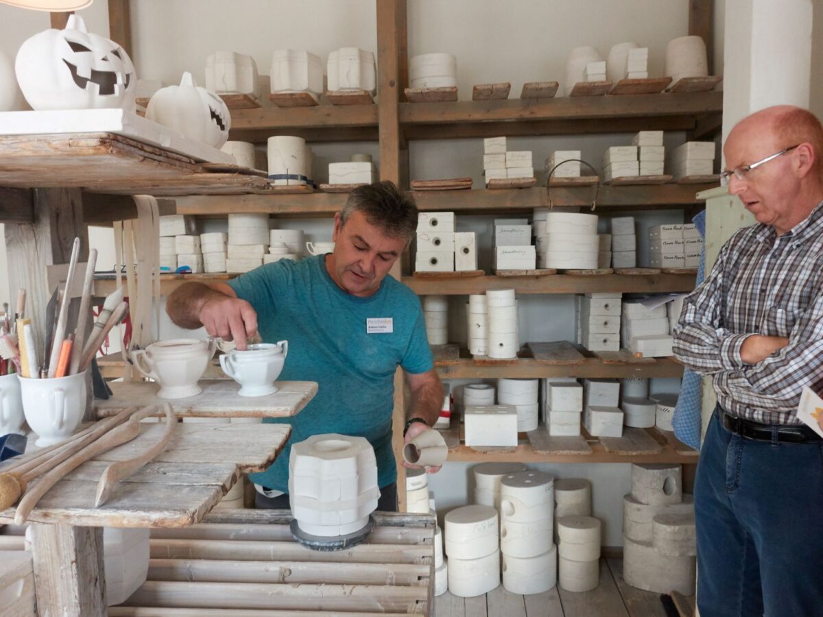 Geübte Hände zeigen, wie die weißen Kunstwerke entstehen. / Foto: Hans-Jürgen Barteld