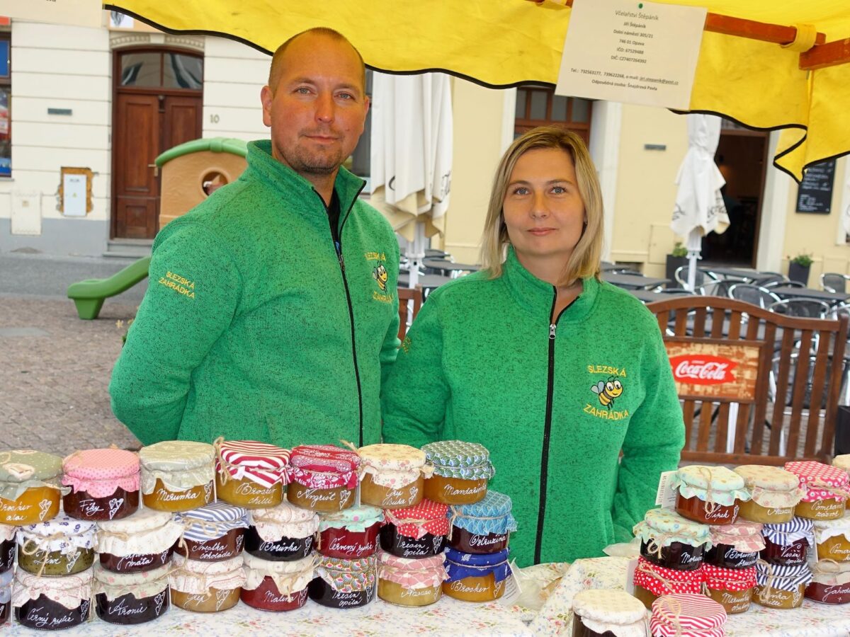 Die Štěpaníks und ihr Sortiment auf dem Markt / Foto: Richard Neugebauer