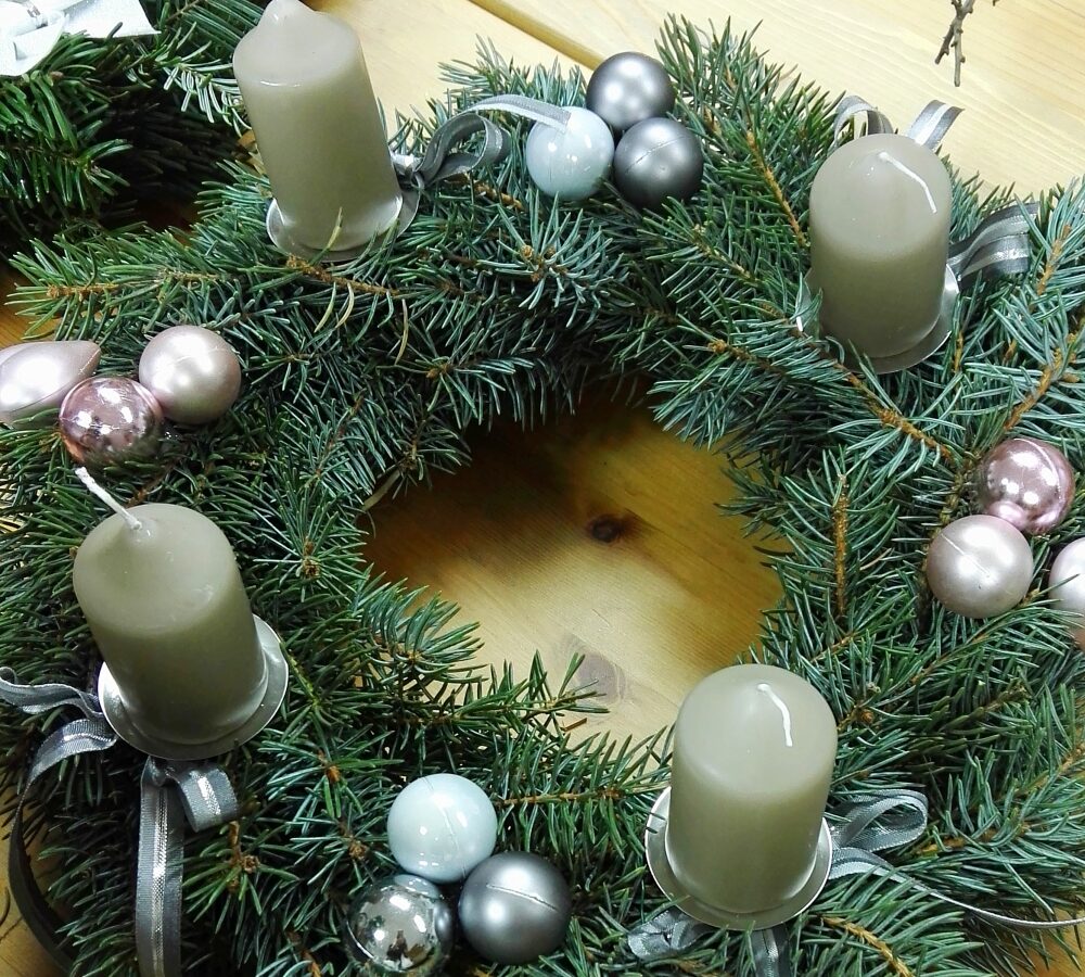 25 Pilsener bastelten 30 Weihnachtskränze - und einen Weihnachtskuchen aus Holz! / Foto: BGZ Pilsen