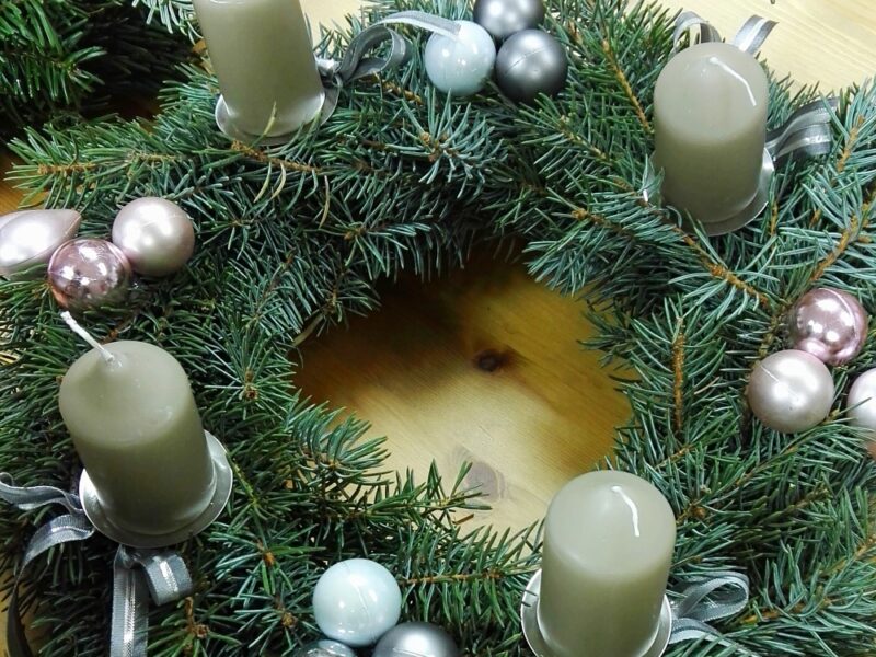 25 Pilsener bastelten 30 Weihnachtskränze - und einen Weihnachtskuchen aus Holz! / Foto: BGZ Pilsen