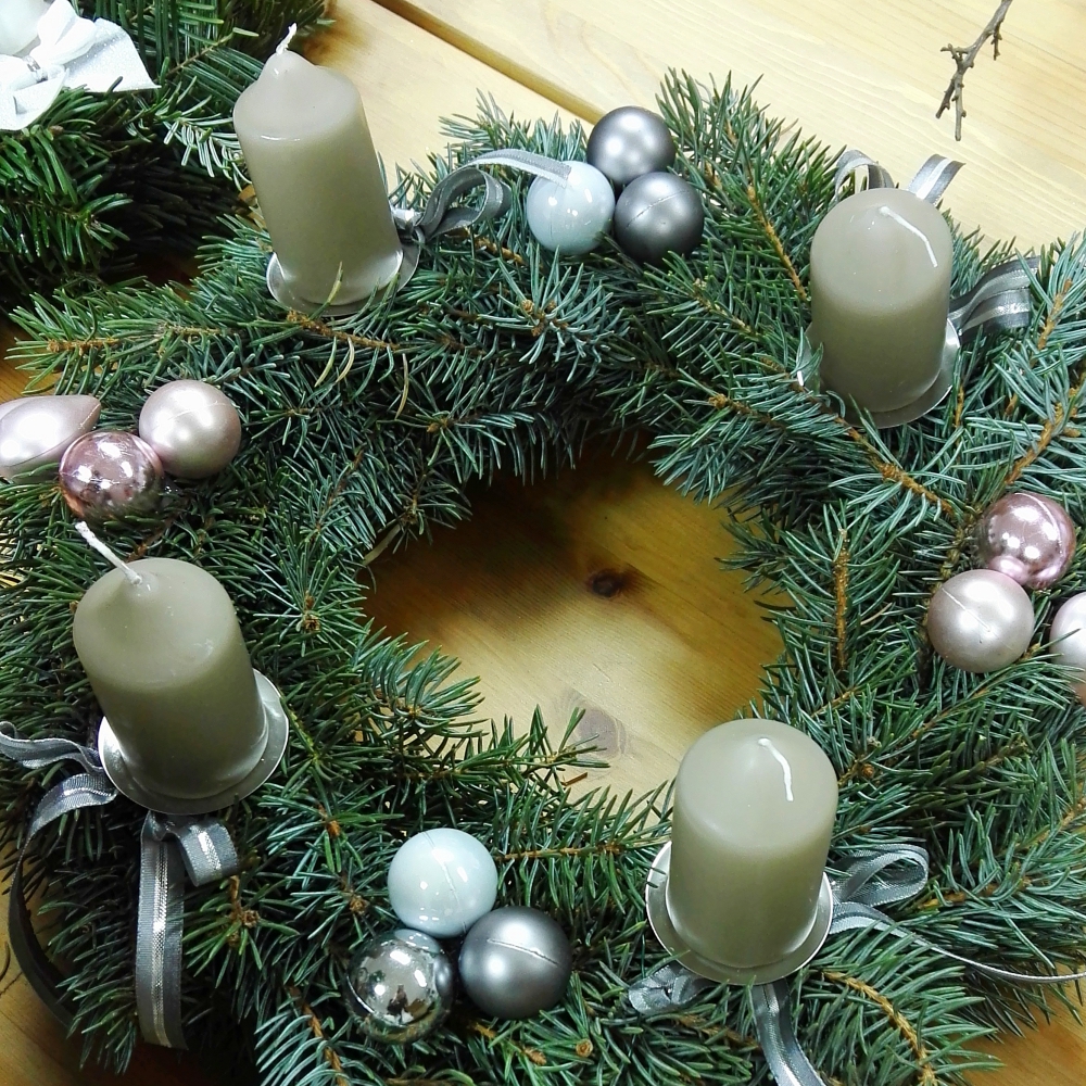 25 Pilsener bastelten 30 Weihnachtskränze - und einen Weihnachtskuchen aus Holz! / Foto: BGZ Pilsen