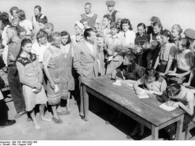 August 1947: Frauen und Mädchen, die in sowjetische Kriegsgefangenschaft kamen, im Heimkehrlager Polte Nord, wo sie nach 14-tägiger Quarantäne in ihre Heimatorte entlassen wurden. / Foto: Bundesarchiv, Bild 183-1983-0422-308 / Donath, Otto / CC-BY-SA 3.0, BVA