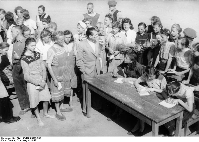 August 1947: Frauen und Mädchen, die in sowjetische Kriegsgefangenschaft kamen, im Heimkehrlager Polte Nord, wo sie nach 14-tägiger Quarantäne in ihre Heimatorte entlassen wurden. / Foto: Bundesarchiv, Bild 183-1983-0422-308 / Donath, Otto / CC-BY-SA 3.0, BVA