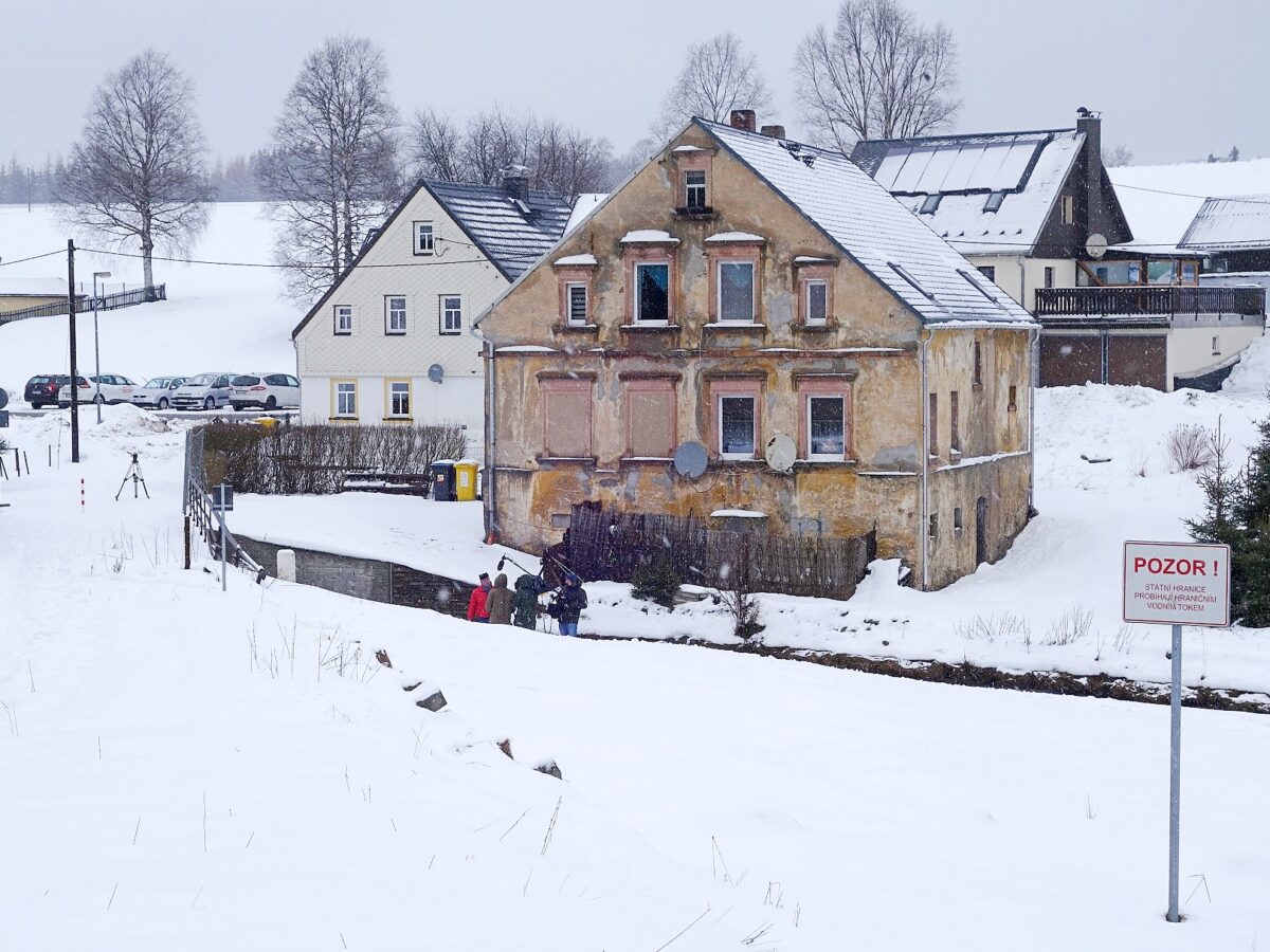 Links Tschechien, rechts Deutschland. Nirgends ist die Grenze klarer zu sehen als auf dieser kleinen Brücke über die Schwarze Pockau (Cerna) im erzgebirgischen Kühnhaid. Derzeit interessieren sich für die Brücke vor allem TV-Teams. / Foto: Steffen Neumann