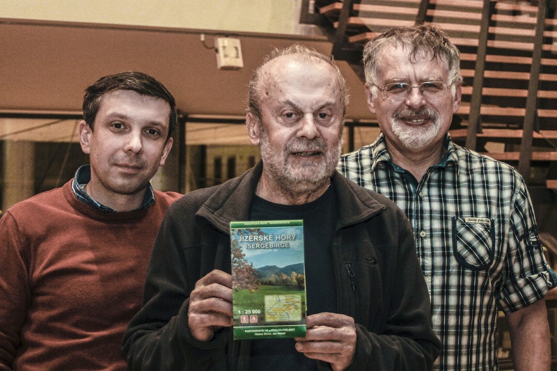 Die Autoren Jan Heinzl und Otokar Simm sowie Kartograph Jan Prášil (von links) präsentieren stolz die neue Karte, Foto: Jan Škvára