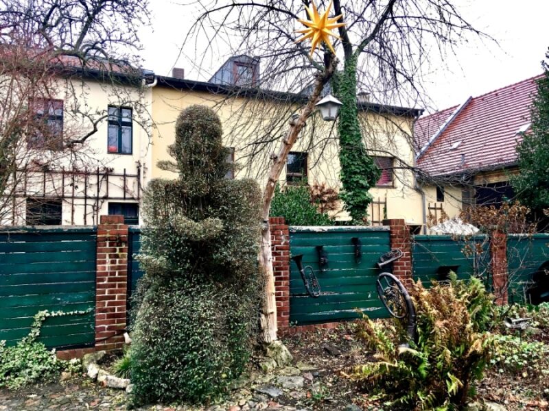 Böhmische Folklore in einem Neuköllner Hinterhof: Comenius-Busch, Blechbläser und Herrnhuter Stern. / Foto: Peggy Lohse