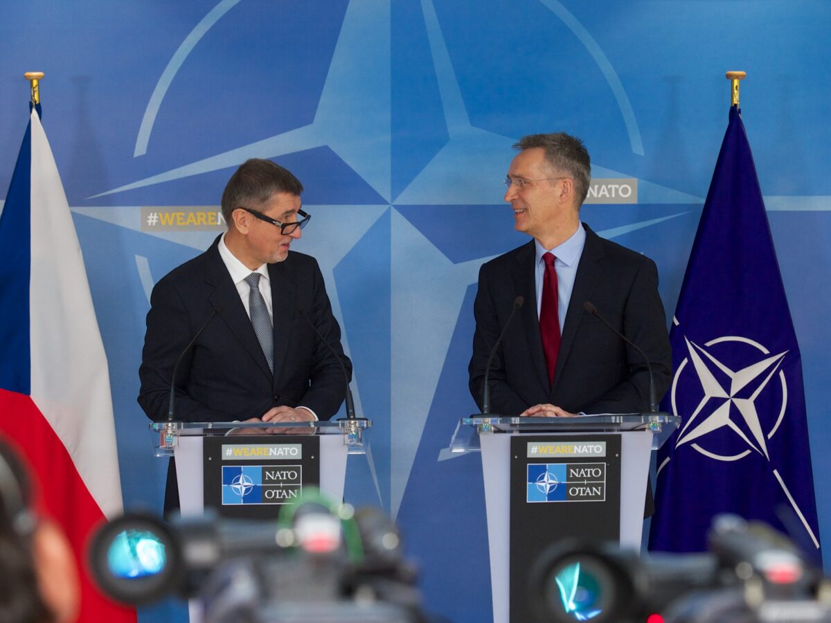 Tschechiens Ministerpräsident Andrej Babiš und NATO-Generalsekretär Jens Stoltenberg bei einer gemeinsamen Pressekonferenz im März 2018, Foto: NATO/Pressebild