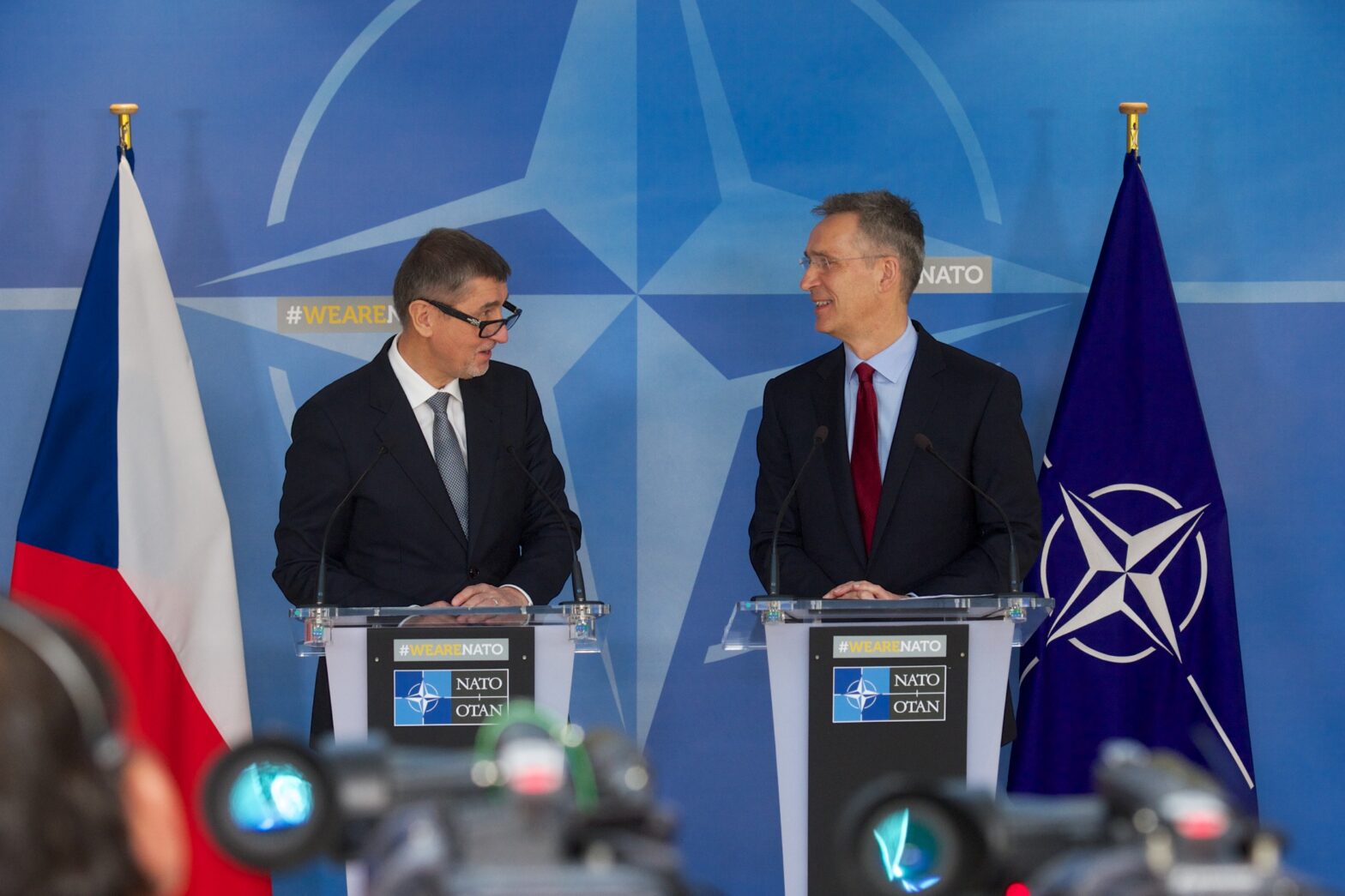 Tschechiens Ministerpräsident Andrej Babiš und NATO-Generalsekretär Jens Stoltenberg bei einer gemeinsamen Pressekonferenz im März 2018, Foto: NATO/Pressebild