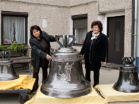 Die Herrinnen der Glocken: Leticie Vránová-Dytrychová und ihre Mutter Marie Tomášková Dytrychová mit einer Glocke für den Veitsdom in Prag / Foto: Glockengießerei Dytrych in Brodek bei Přerov