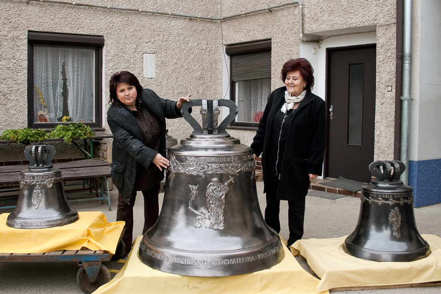 Die Herrinnen der Glocken: Leticie Vránová-Dytrychová und ihre Mutter Marie Tomášková Dytrychová mit einer Glocke für den Veitsdom in Prag / Foto: Glockengießerei Dytrych in Brodek bei Přerov