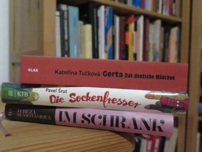 Neue Bücher im Buchschrank unserer Autorin, Foto: Martin Zubík