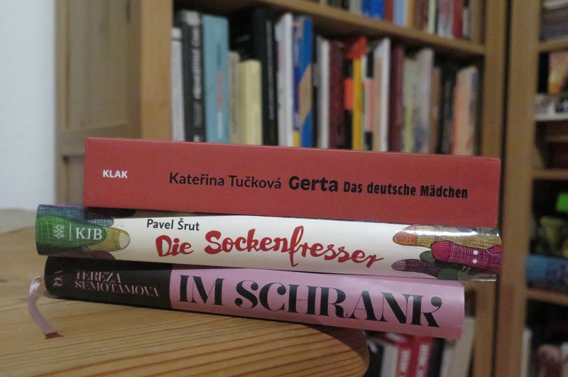 Neue Bücher im Buchschrank unserer Autorin, Foto: Martin Zubík