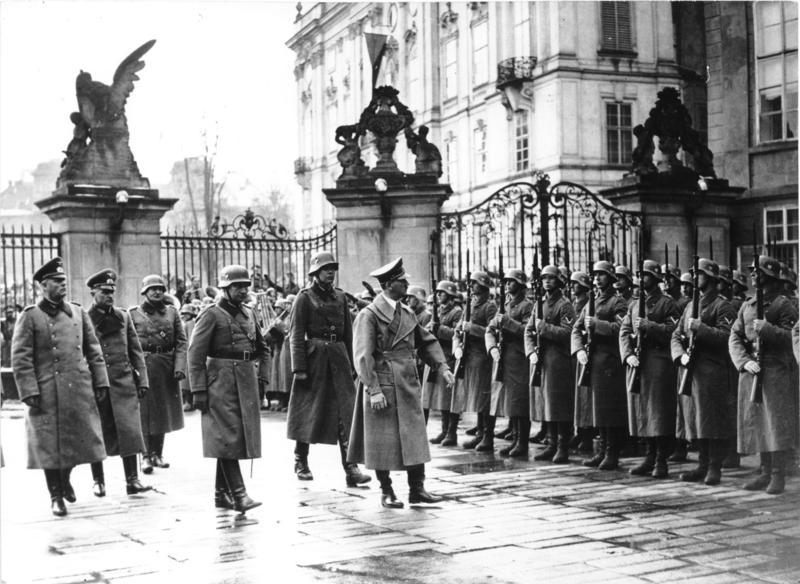 Adolf Hitler auf der Prager Burg am 15. März 1939, Foto: Bundesarchiv, Bild 183-2004-1202-505/CC-BY-SA 3.0/Wikipedia