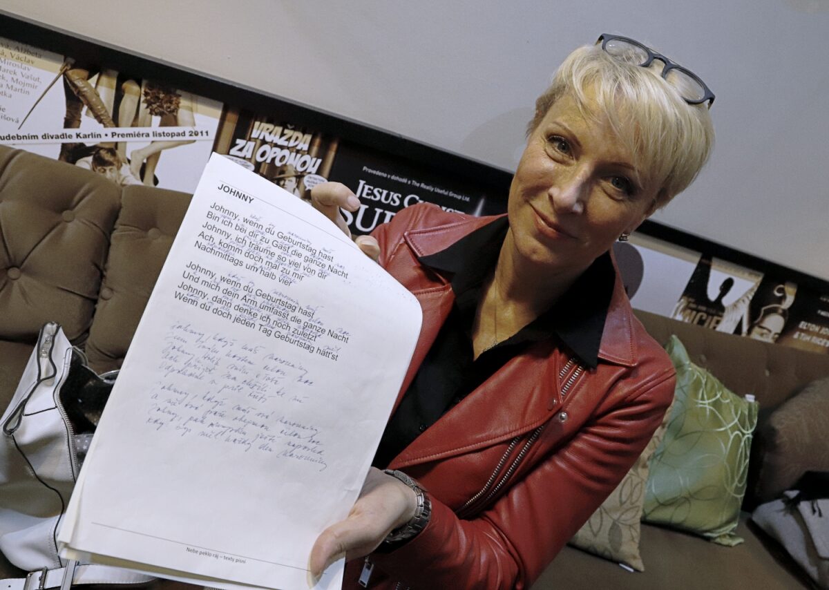 Renata Drössler und „Johnny“: Fleißig übersetzt sich die Sängerin ihre fremdsprachlichen Texte. / Foto: Peggy Lohse